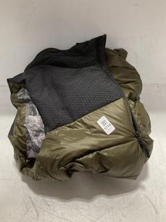 Lot 1710  
            Chesterfield SR44 - Parcel Delivery Only 

                
ENDEAVOUR THROUGH ADVERSITY XL BODYWARMER/GILET (LOCATION: G7)
