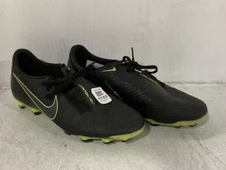Lot 1723  
            Chesterfield SR44 - Parcel Delivery Only 

                
NIKE PHANTOM FOOTBALL BOOTS UK SIZE 8 (LOCATION: G7)