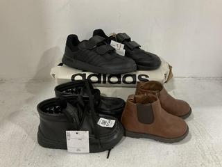 Lot 1724  
            Chesterfield SR44 - Parcel Delivery Only 

                
3 X ASSORTED CHILDRENS TO INCLUDE BLACK GOAL WALLY K BOYS BLACK LEATHER SHOES UK ...