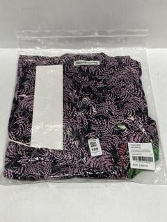 Lot 189  
            Chesterfield SR44 - Parcel Delivery Only 

                
SSENSE WORKS JEREMY O HARRIS S/S BOWLING SHIRT IN BLACK/PINK SIZE S - ORIGINAL RR...