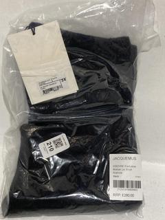 Lot 210  
            Chesterfield SR44 - Parcel Delivery Only 

                
JACQUEMUS SSENSE EXCLUSIVE MOHAIR LE SHORT ARANCIA IN BLACK SIZE 34 - ORIGINAL RR...