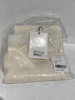 Lot 211  
            Chesterfield SR44 - Parcel Delivery Only 

                
JACQUEMUS SSENSE EXCLUSIVE MOHAIR LE SHORT ARANCIA IN BEIGE SIZE 38 - ORIGINAL RR...