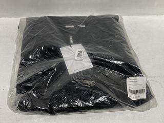 Lot 242  
            Chesterfield SR44 - Parcel Delivery Only 

                
RANDOM IDENTITIES OVERSIZED POLO IN BLACK SIZE M - ORIGINAL RRP £205 (LOCATION: L8)