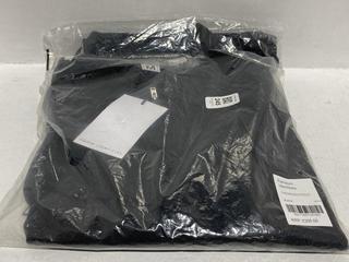 Lot 245  
            Chesterfield SR44 - Parcel Delivery Only 

                
RANDOM IDENTITIES OVERSIZED POLO IN BLACK SIZE M - ORIGINAL RRP £205 (LOCATION: L8)