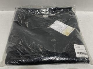 Lot 250  
            Chesterfield SR44 - Parcel Delivery Only 

                
RANDOM IDENTITIES OVERSIZED POLO IN BLACK SIZE M - ORIGINAL RRP £205 (LOCATION: L8)