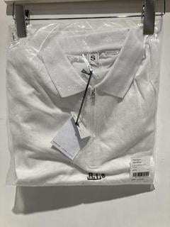 Lot 251  
            Chesterfield SR44 - Parcel Delivery Only 

                
RANDOM IDENTITIES OVERSIZED CUT POLO IN WHITE SIZE S - ORIGINAL RRP £205 (LOCATIO...