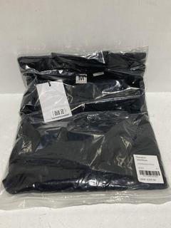 Lot 252  
            Chesterfield SR44 - Parcel Delivery Only 

                
RANDOM IDENTITIES OVERSIZED POLO IN BLACK SIZE M - ORIGINAL RRP £205 (LOCATION: L8)