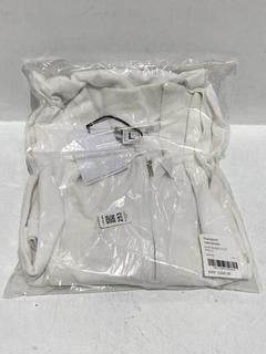 Lot 253  
            Chesterfield SR44 - Parcel Delivery Only 

                
RANDOM IDENTITIES OVERSIZED CUT POLO IN WHITE SIZE L - ORIGINAL RRP £205 (LOCATIO...