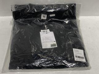 Lot 258  
            Chesterfield SR44 - Parcel Delivery Only 

                
RANDOM IDENTITIES OVERSIZED POLO IN BLACK SIZE M - ORIGINAL RRP £205 (LOCATION: L8)