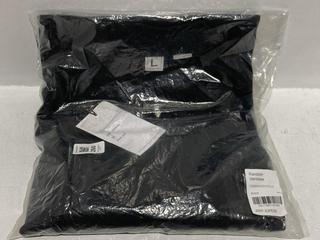Lot 260  
            Chesterfield SR44 - Parcel Delivery Only 

                
RANDOM IDENTITIES OVERSIZED POLO IN BLACK SIZE L - ORIGINAL RRP £205 (LOCATION: L8)