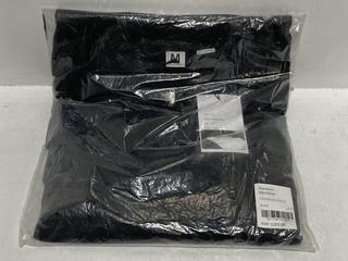 Lot 261  
            Chesterfield SR44 - Parcel Delivery Only 

                
RANDOM IDENTITIES OVERSIZED POLO IN BLACK SIZE M - ORIGINAL RRP £205 (LOCATION: L8)