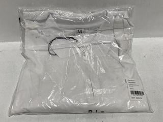 Lot 264  
            Chesterfield SR44 - Parcel Delivery Only 

                
RANDOM IDENTITIES OVERSIZED CUT POLO IN WHITE SIZE M - ORIGINAL RRP £205 (LOCATIO...