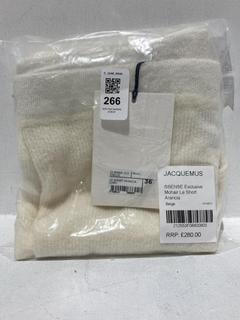 Lot 266  
            Chesterfield SR44 - Parcel Delivery Only 

                
JACQUEMUS SSENSE EXCLUSIVE MOHAIR LE SHORT ARANCIA IN BEIGE SIZE 36 - ORIGINAL RR...
