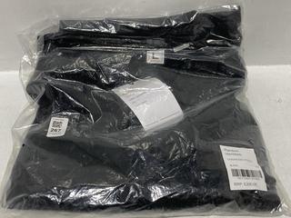 Lot 267  
            Chesterfield SR44 - Parcel Delivery Only 

                
RANDOM IDENTITIES OVERSIZED POLO IN BLACK SIZE L - ORIGINAL RRP £205 (LOCATION: L8)