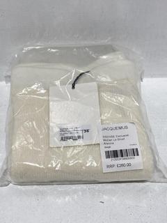 Lot 282  
            Chesterfield SR44 - Parcel Delivery Only 

                
JACQUEMUS SSENSE EXCLUSIVE MOHAIR LE SHORT ARANCIA IN BEIGE SIZE 36 - ORIGINAL RR...