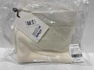 Lot 319  
            Chesterfield SR44 - Parcel Delivery Only 

                
JACQUEMUS SSENSE EXCLUSIVE MOHAIR LE SHORT ARANCIA IN BEIGE SIZE 38 - ORIGINAL RR...