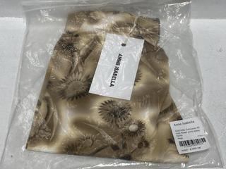 Lot 331  
            Chesterfield SR44 - Parcel Delivery Only 

                
ANNE ISABELLA SSENSE EXCLUSIVE ALL OVER FLOWER PRINT JERSEY TIGHTS SIZE 40 - ORIG...