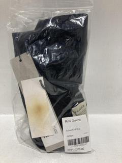 Lot 333  
            Chesterfield SR44 - Parcel Delivery Only 

                
RICK OWENS ACTIVE KNIT BRA IN BLACK SIZE S - ORIGINAL RRP £375 (LOCATION: L8)
