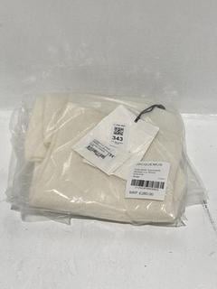 Lot 343  
            Chesterfield SR44 - Parcel Delivery Only 

                
JACQUEMUS SSENSE EXCLUSIVE MOHAIR LE SHORT ARANCIA IN BEIGE SIZE 34 - ORIGINAL RR...