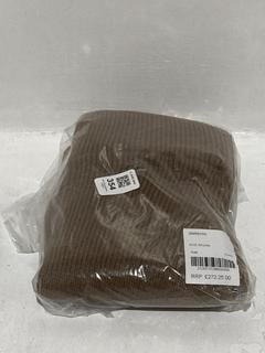 Lot 354  
            Chesterfield SR44 - Parcel Delivery Only 

                
DETERM KNIT SHORTS IN BROWN SIZE 4 UK - ORIGINAL RRP £272 (LOCATION: L9)