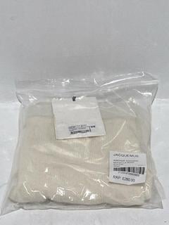 Lot 364  
            Chesterfield SR44 - Parcel Delivery Only 

                
JACQUEMUS SSENSE EXCLUSIVE MOHAIR LE SHORT ARANCIA IN BEIGE SIZE 36 - ORIGINAL RR...