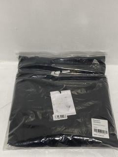Lot 367  
            Chesterfield SR44 - Parcel Delivery Only 

                
RANDOM IDENTITIES OVERSIZED POLO IN BLACK SIZE L - ORIGINAL RRP £205 (LOCATION: L9)