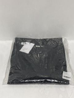 Lot 369  
            Chesterfield SR44 - Parcel Delivery Only 

                
RANDOM IDENTITIES OVERSIZED POLO IN BLACK SIZE L - ORIGINAL RRP £205 (LOCATION: L9)