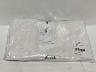 Lot 372  
            Chesterfield SR44 - Parcel Delivery Only 

                
RANDOM IDENTITIES OVERSIZED CUT POLO IN WHITE SIZE M - ORIGINAL RRP £205 (LOCATIO...