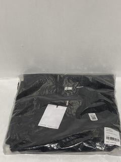 Lot 375  
            Chesterfield SR44 - Parcel Delivery Only 

                
RANDOM IDENTITIES OVERSIZED POLO IN BLACK SIZE L - ORIGINAL RRP £205 (LOCATION: L9)