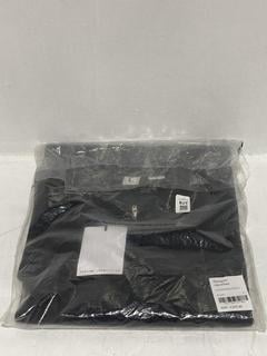 Lot 378  
            Chesterfield SR44 - Parcel Delivery Only 

                
RANDOM IDENTITIES OVERSIZED POLO IN BLACK SIZE L - ORIGINAL RRP £205 (LOCATION: L9)