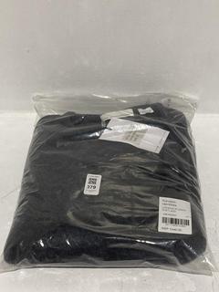 Lot 379  
            Chesterfield SR44 - Parcel Delivery Only 

                
RANDOM IDENTITIES CREW NECK CHAIN SHETLAND IN DARK GREY SIZE M - ORIGINAL RRP £44...