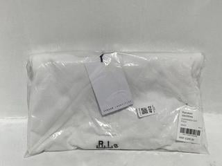 Lot 402  
            Chesterfield SR44 - Parcel Delivery Only 

                
RANDOM IDENTITIES OVERSIZED CUT POLO IN WHITE SIZE M - ORIGINAL RRP £205 (LOCATIO...