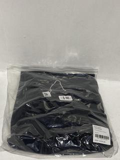 Lot 408  
            Chesterfield SR44 - Parcel Delivery Only 

                
RANDOM IDENTITIES MENS OVERSIZED POLO IN BLACK - SIZE MEDIUM - ORIGINAL RRP £205 ...