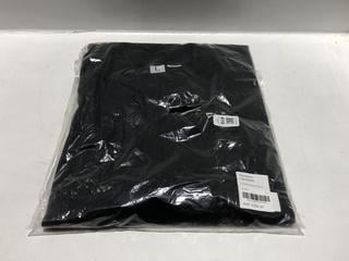Lot 415  
            Chesterfield SR44 - Parcel Delivery Only 

                
RANDOM IDENTITIES OVERSIZED POLO IN BLACK SIZE L ORIGINAL RRP- £205 (LOCATION: L10)