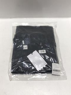 Lot 418  
            Chesterfield SR44 - Parcel Delivery Only 

                
RANDOM IDENTITIES OVERSIZED POLO IN BLACK SIZE L ORIGINAL RRP- £205 (LOCATION: L10)