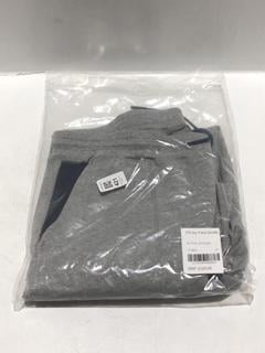 Lot 421  
            Chesterfield SR44 - Parcel Delivery Only 

                
PAUL SMITH ACTIVE JOGGERS IN 72 GREY SIZE L ORIGINAL RRP- £225 (LOCATION: L10)