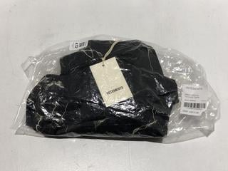 Lot 472  
            Chesterfield SR44 - Parcel Delivery Only 

                
VETEMENTS BLACK LIGHTNING TECHNICAL TIGHTS IN BLACK LIGHTNING SIZE XL ORIGINAL RR...