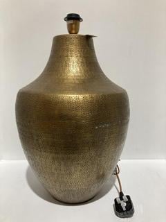 Lot 558  
            Chesterfield SR44 - Parcel Delivery Only 

                
NKUKU TANDA ETCHED STATEMENT TABLE LAMP - ANTIQUE BRASS - EXTRA LARGE - ITEM NO. ...