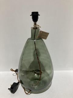 Lot 568  
            Chesterfield SR44 - Parcel Delivery Only 

                
NKUKU GLASS TABLE LAMP IN GREEN (LOCATION: L12)