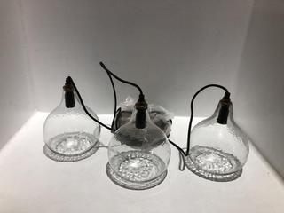 Lot 624  
            Chesterfield SR44 - Parcel Delivery Only 

                
NKUKU ZIVA RECYCLED GLASS CLUSTER PENDANT - CLEAR - ONE SIZE - ITEM NO. ZL0201 - ...