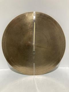 Lot 700  
            Chesterfield SR44 - Parcel Delivery Only 

                
NKUKU OKOTA WALL HUNG CLOCK - ANTIQUE BRASS - LARGE - ITEM NO. OC0701 - ORIGINAL ...