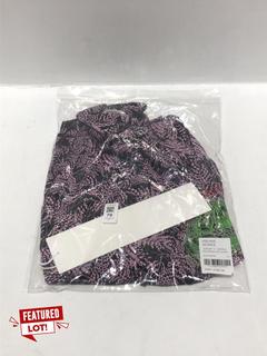 Lot 70  
            Chesterfield SR44 - Parcel Delivery Only 

                
SSENSE WORKS JEREMY O HARRIS S/S BOWLING SHIRT IN PINK/BLACK SIZE S - ORIGINAL RR...