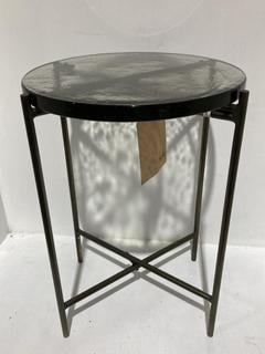 Lot 711  
            Chesterfield SR44 - Parcel Delivery Only 

                
NKUKU ALUVA GLASS SIDE TABLE - CLEAR & ANTIQUE BRASS - ONE SIZE - ITEM NO. AT1401...