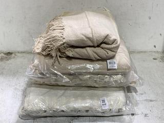 Lot 915  
            Chesterfield SR44 - Parcel Delivery Only 

                
4 X ASSORTED TEXTILES TO INCLUDE BEIGE THROW (LOCATION: J6)