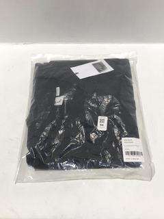 Lot 94  
            Chesterfield SR44 - Parcel Delivery Only 

                
RANDOM IDENTITIES OVERSIZED POLO IN BLACK SIZE L - ORIGINAL RRP £205 (LOCATION: L6)