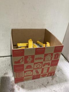 Lot 999  
            Chesterfield SR44 - Parcel Delivery Only 

                
2 X BOXES OF PETKIN DOGGY SUN WIPES SPF 15 IN VANILLA COCONUT (LOCATION: I1)