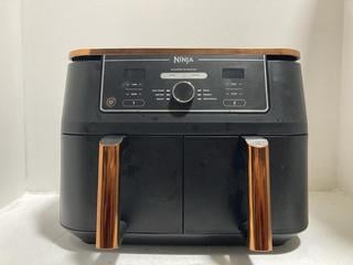 Lot 1064  
            Chesterfield SR47 - Parcel Delivery Only 

                
FOODI MAX DUAL ZONE AIR FRYER. (LOCATION: H10)