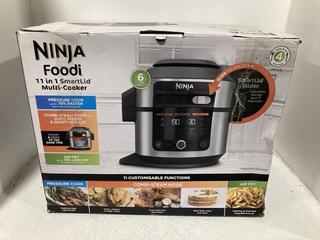 Lot 1165  
            Chesterfield SR47 - Parcel Delivery Only 

                
NINJA FOODI 11 IN 1 SMARTLID MULTI COOKER ORIGINAL RRP £279 (LOCATION: I5)