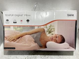 Lot 118  
            Chesterfield SR47 - Parcel Delivery Only 

                
TEMPUR ORIGINAL QUEEN XL PILLOW ORIGINAL RRP £149 (LOCATION: F2)