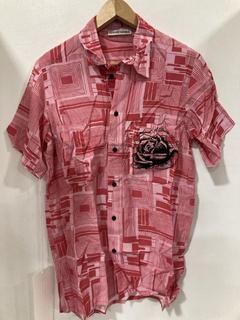 Lot 13  
            Chesterfield SR47 - Parcel Delivery Only 

                
SSENSE WORKS WOMENS S/S BOWLING SHIRT IN PINK SIZE XS ORIGINAL RRP £390 (LOCATION...